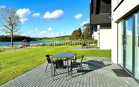 Domki nad jeziorem u Izy z balią ogrodową